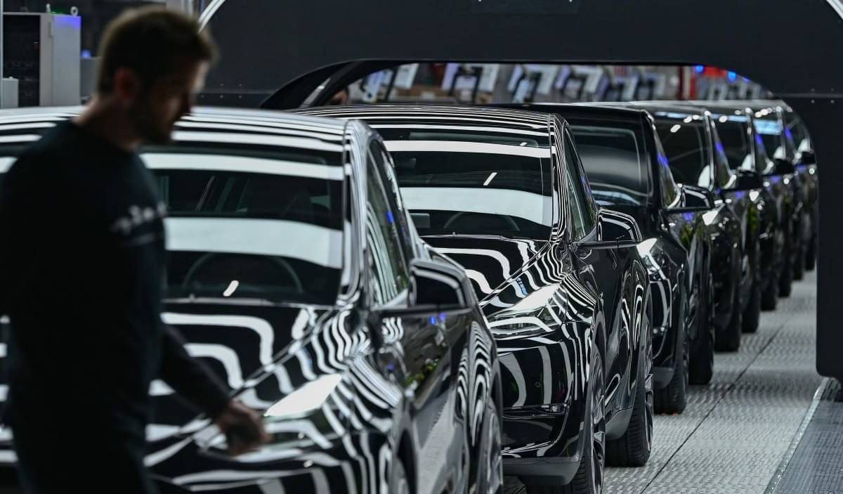 Sederet kendaraan listrik model Y di pabrik Tesla pada 22 Maret 2022 di Gruenheide, tenggara Berlin, Jerman.