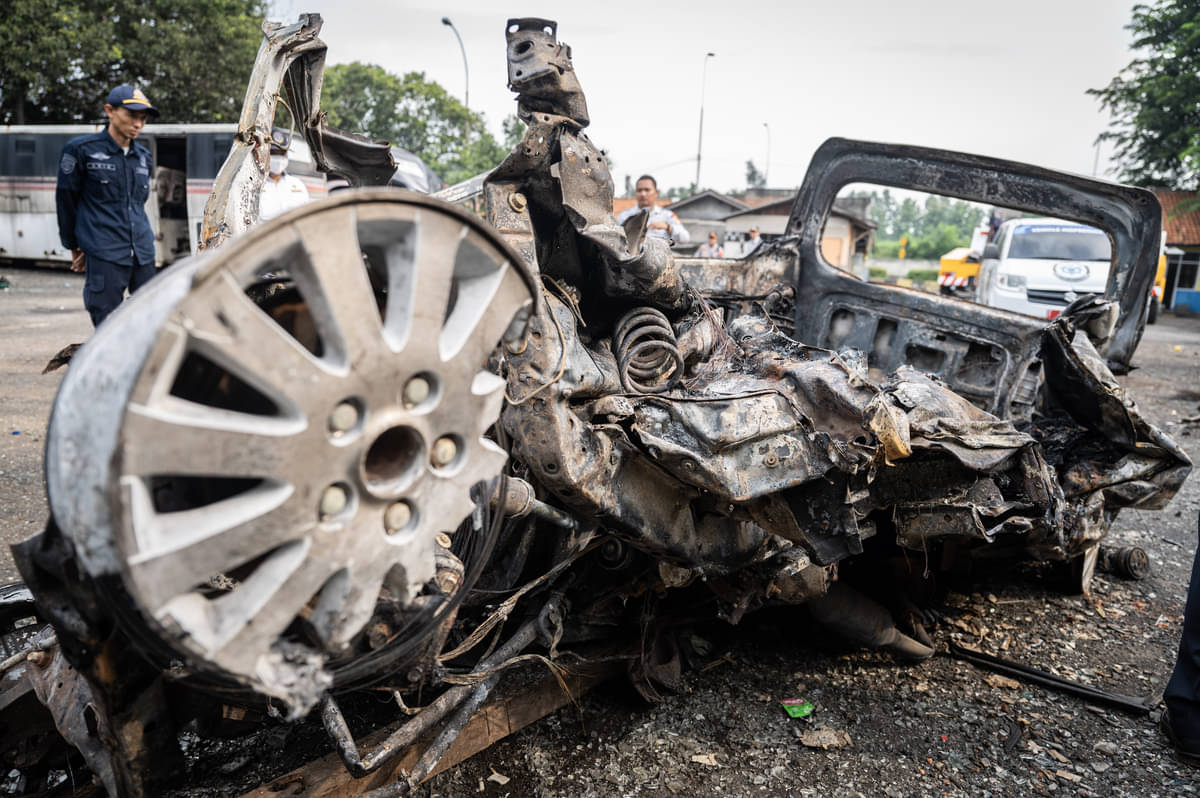 Seorang petugas melihat bangkai kendaraan pascakecelakaan di Tol Jakarta-Cikampek KM 58 di Pool Derek Cikopo, Purwakarta, Jawa Barat
