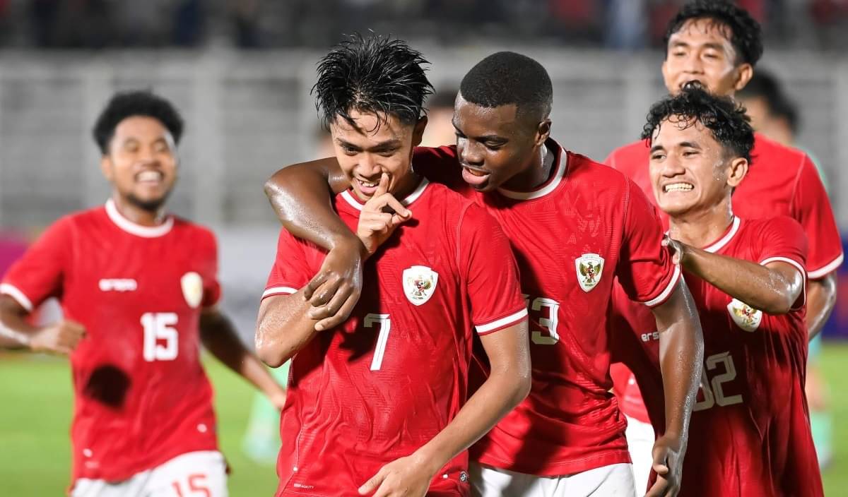 Pesepak bola Timnas U-20 Indonesia Figo Dennis Saputrananto (tengah) berselebrasi dengan rekannya.
