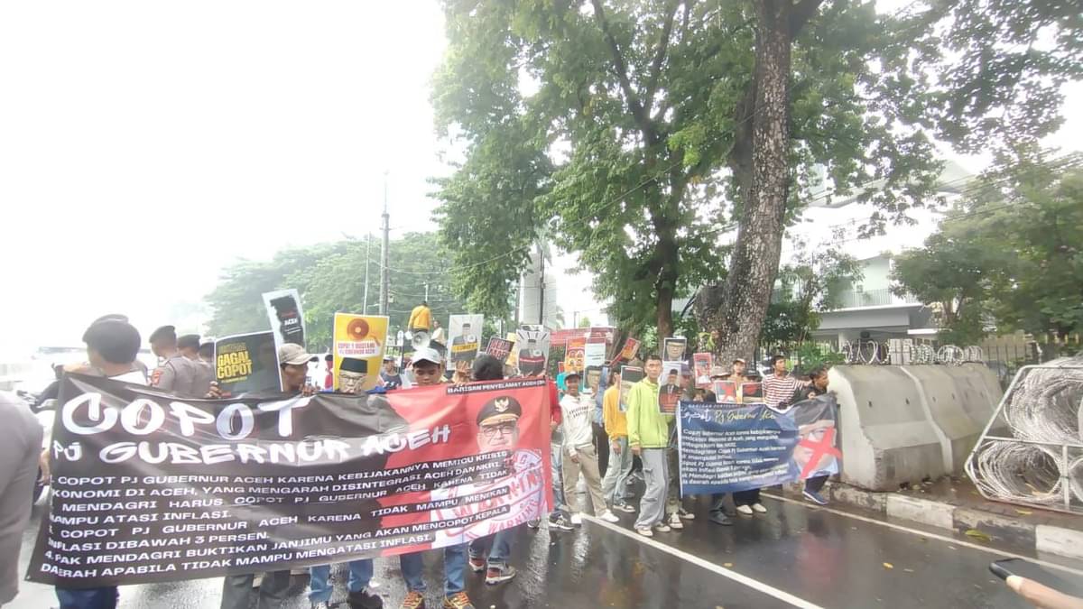 Mahasiswa yang tergabung dalam Barisan Penyelamat Aceh (BPA) melakukan aksi Demonstrasi desak pencopotan Pj Gubernur Aceh