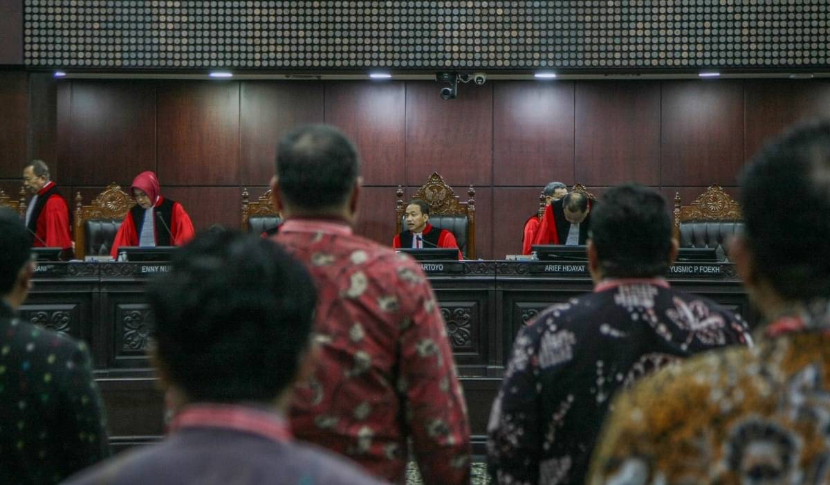 Ilustrasi: Ketua Hakim Mahkamah Konstitusi Suhartoyo (tengah) didampingi jajaran hakim MK memimpin sidang