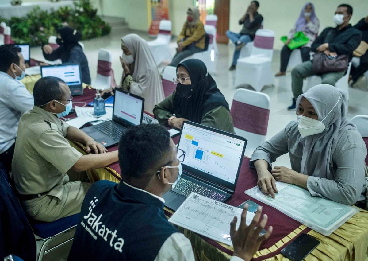 Ilustrasi. Petugas melayani warga yang berkonsultasi tentang pendaftaraan daring PPDB. 