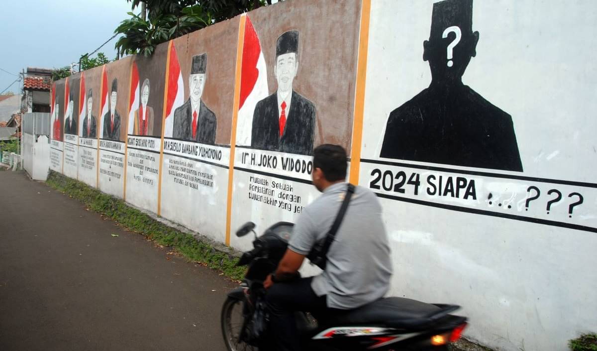 Pengendara sepeda motor melintas di dekat mural bergambar presiden dari masa ke masa di Kedung Halang, Kota Bogor, Jawa Barat.