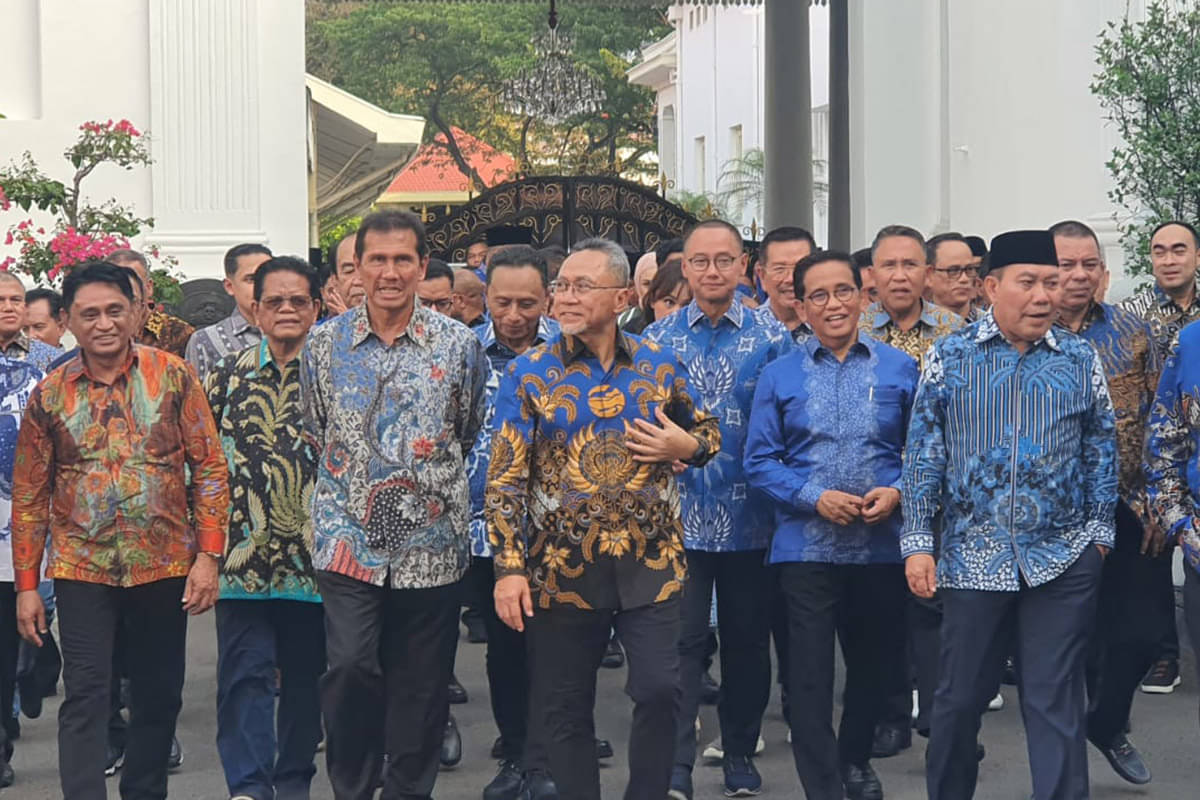 Ketum PAN Zulkifli Hasan (tengah) bersama kader-kadernya datang ke Istana Kepresidenan, Jakarta, Jumat (10/5).