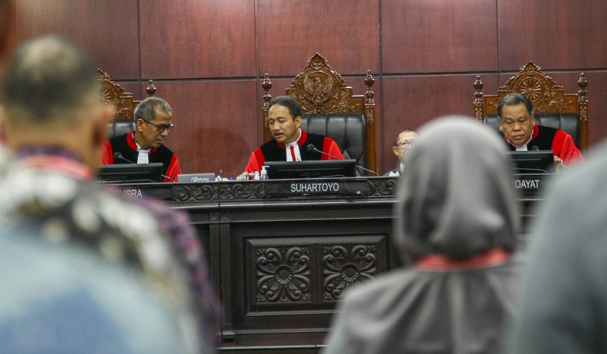 Ketua Hakim Konstitusi Suhartoyo (tengah) bersama Hakim Konstitusi Saldi Isra dan Arief Hidayat 