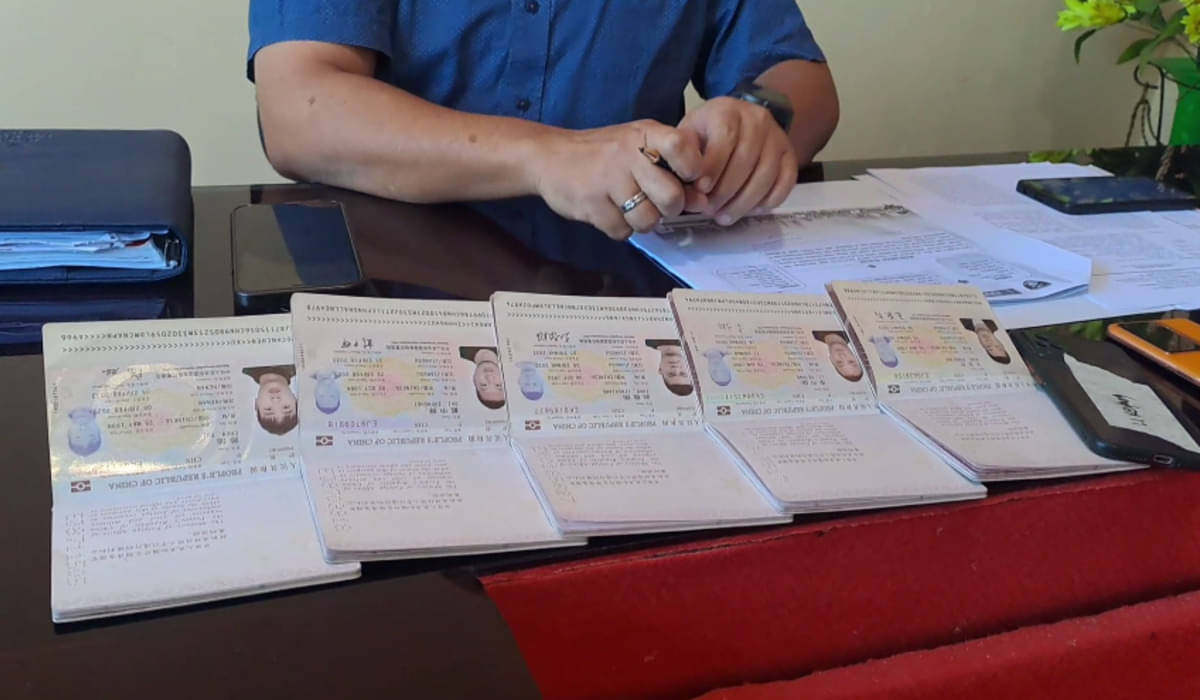 Paspor WNA Tiongkok yang ditangkap terkait dugaan penyelundupan orang di NTT.