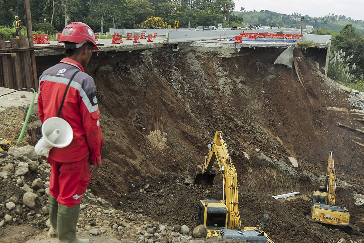 Pekerja mengoperasikan alat berat saat perbaikan ruas jalan tol Bocimi KM 64 yang amblas di Kabupaten Sukabumi, Jawa Barat, Senin (8/4/).