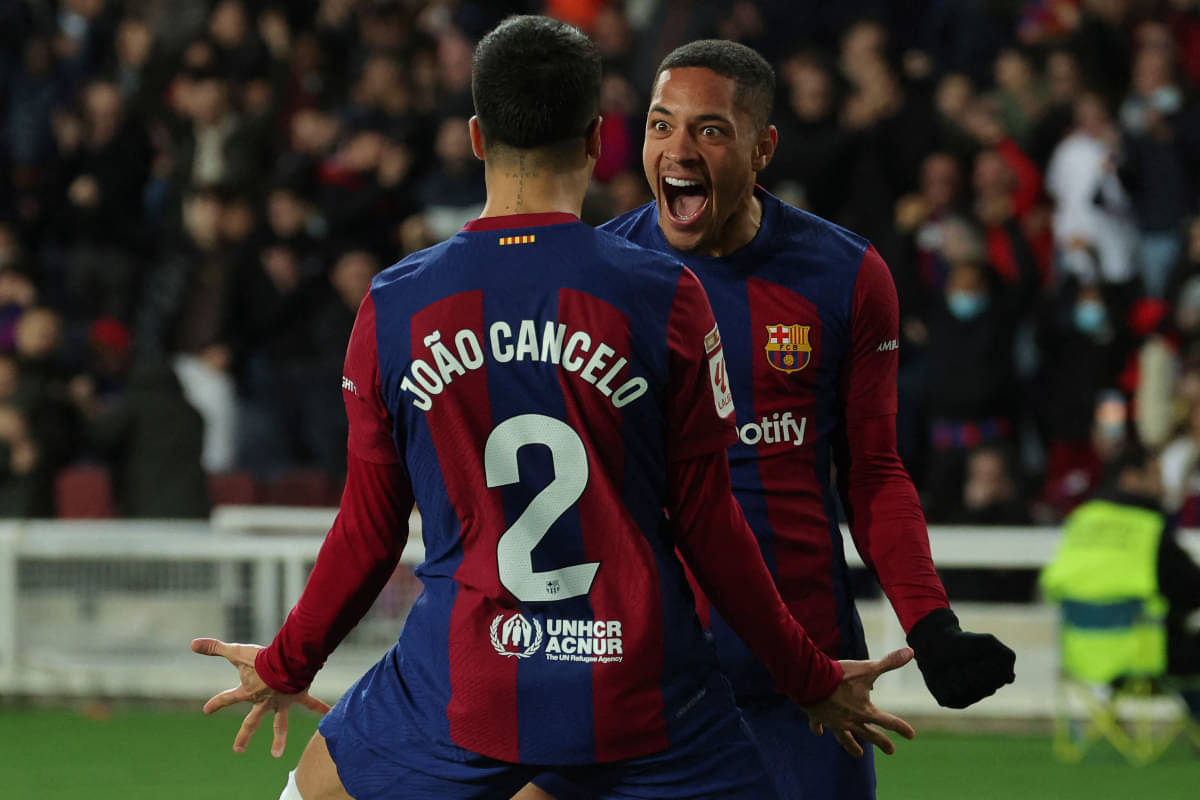 Penyerang Barcelona Brasil #19 Vitor Roque (kanan) merayakan gol pembuka, bersama bek Barcelona Portugal #02 Joao Cancelo, selama pertanding