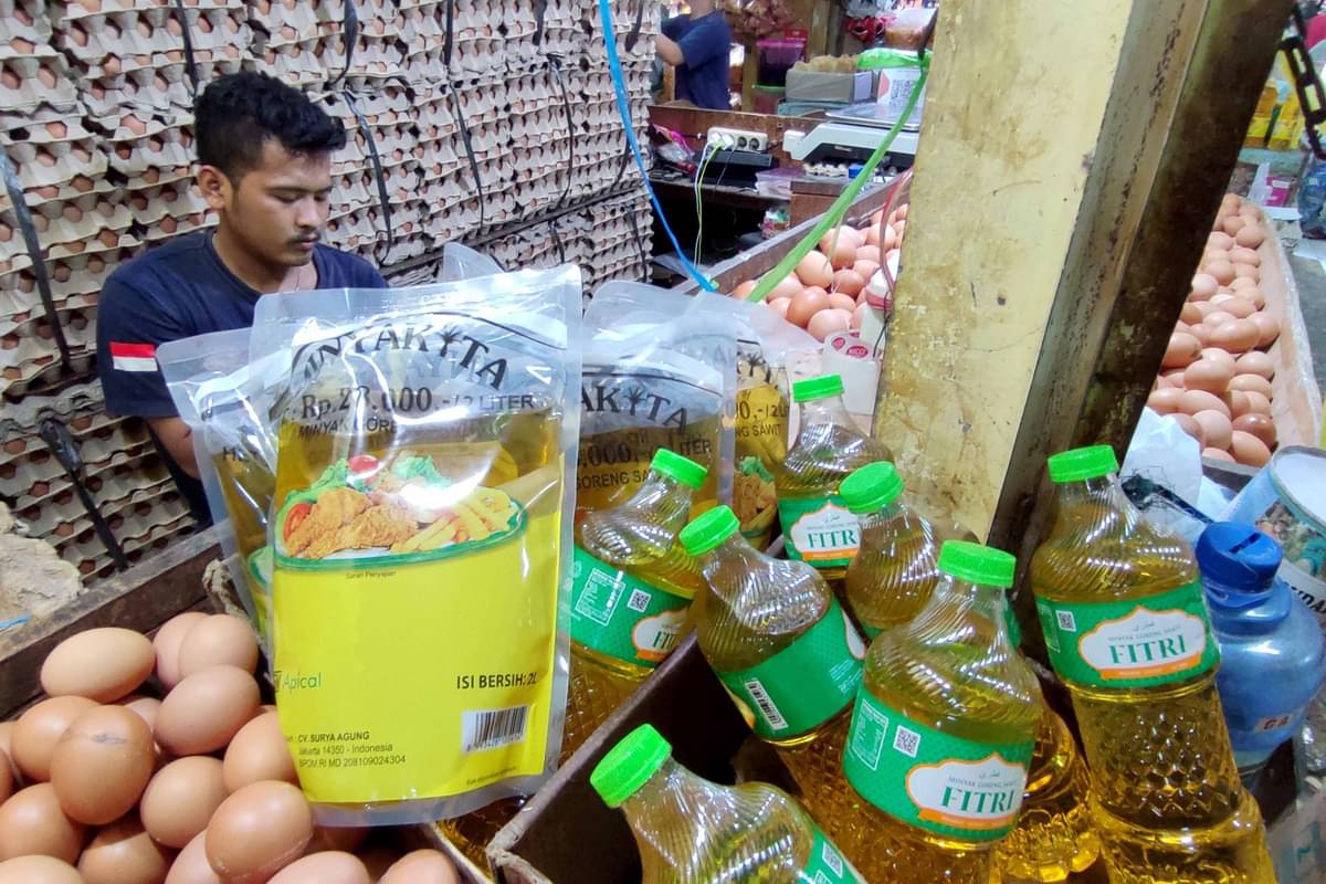 Produk Minyakita kemasan ukuran dua liter diantara produk minyak goreng lain di lapak pedagang sembako di Pasar Lenteng Agung, Jakarta.