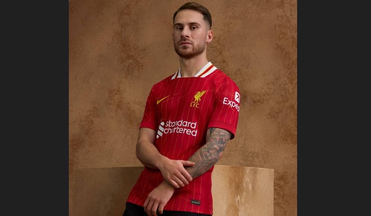 Gelandang Liverpool Alexis Mac Allister mengenakan jersey yang akan dikenakan the Reds pada musim depan.