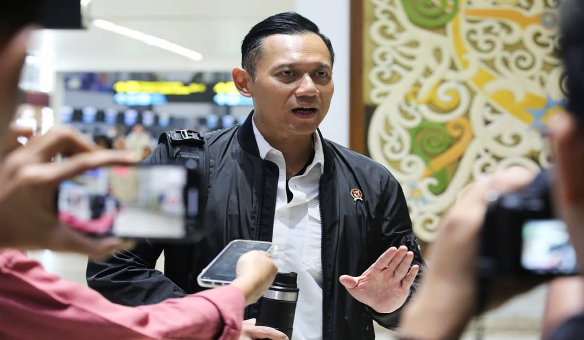 Menteri ATR/BPN Agus Harimurti Yudhoyono saat akan bertolak ke Kabupaten Bolaang Mongondow Selatan.