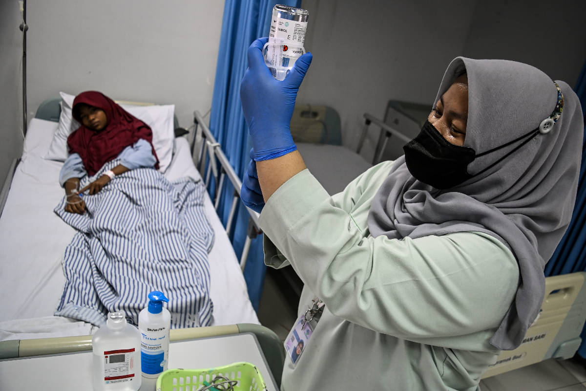 Petugas kesehatan menyiapkan obat untuk pasien demam berdarah dengue (DBD) di RSUD Tamansari, Jakarta, Kamis (18/4/2024). Kementerian Keseha
