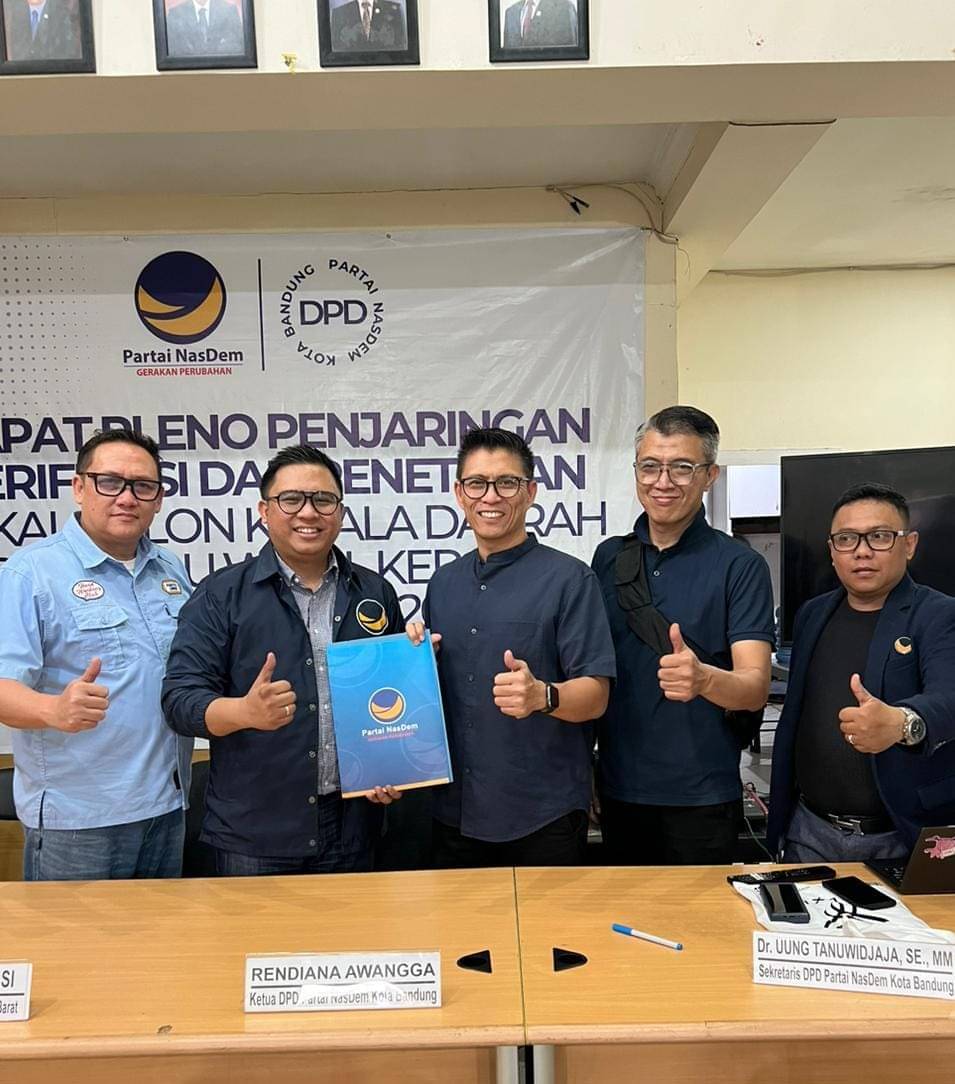 Tim Sukses Muhammad Farhan menyerahkan formulir pendaftaran bakal calon wali kota ke kantor Partai NasDem Kota Bandung