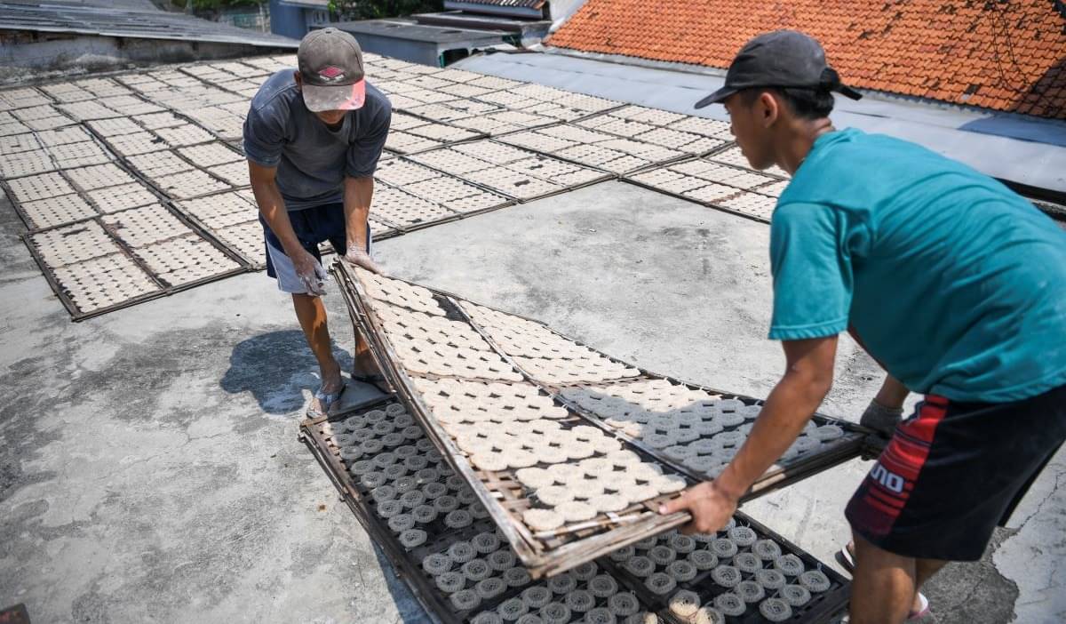 Pekerja menjemur kerupuk berbahan dasar tepung tapioka di Industri Rumah Tangga Doa Ibu di Rorotan, Cilincing, Jakarta Utara.