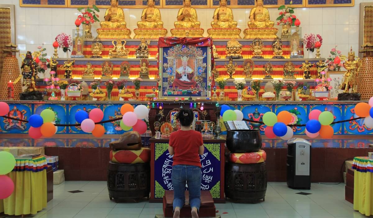 Ilustrasi: umat Buddha bersembahyang di depan altar saat Perayaan Tri Suci Waisak 2568 BE