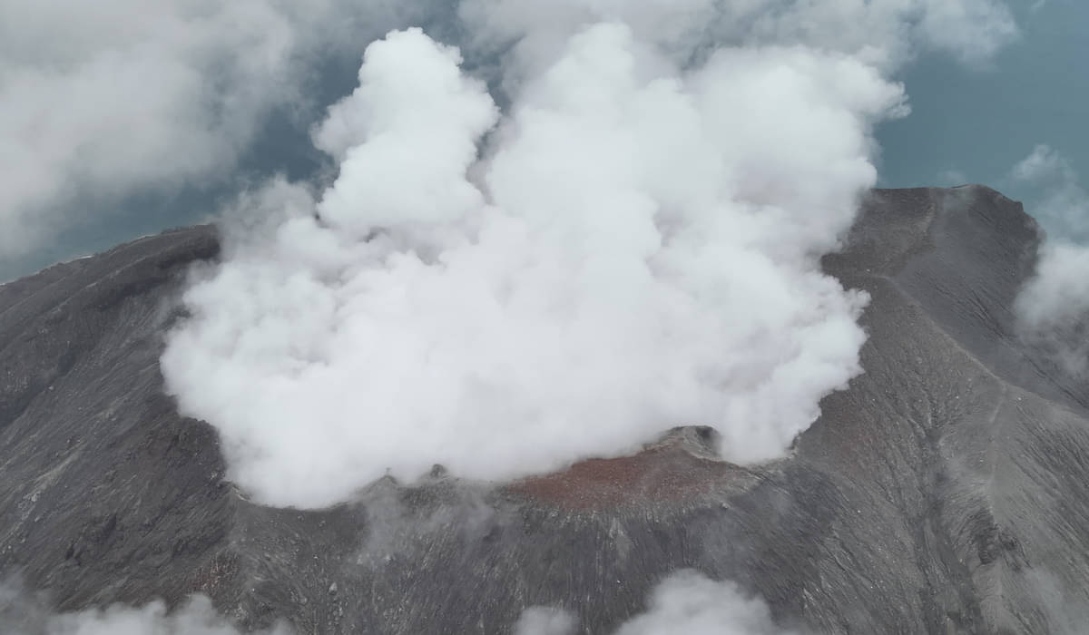 Foto udara memperlihatkan kondisi kawah dan aktivitas vulkanik Gunung Ruang.