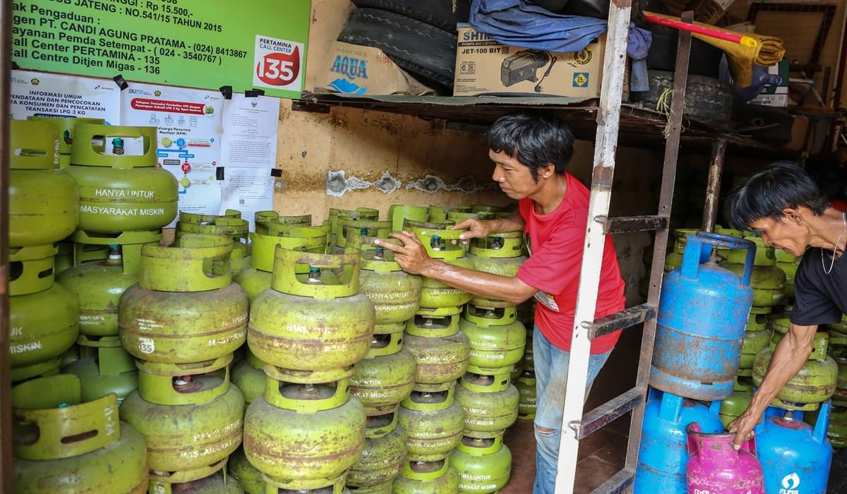 Ilustrasi--Pekerja menata tabung gas elpiji 3 kilogram bersubsidi di salah satu pangkalan di Semarang, Jawa Tengah. 