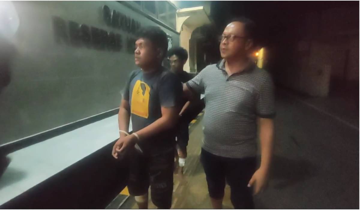 Dua pelaku digiring polisi.