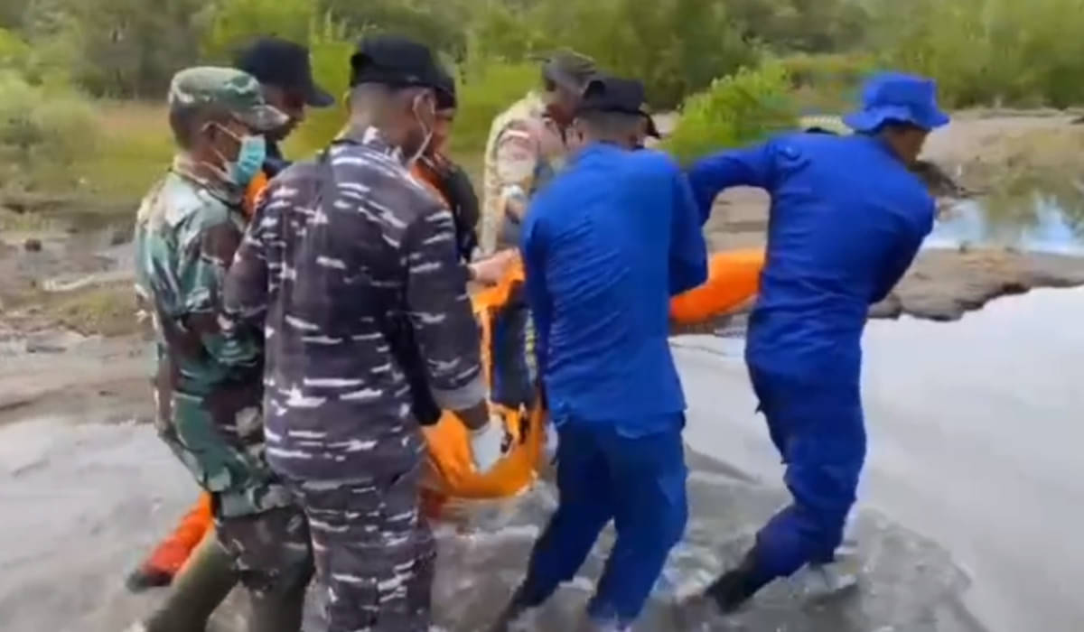 Proses evakuasi jasad korban yang tewas diterkam buaya di Ende, NTT.