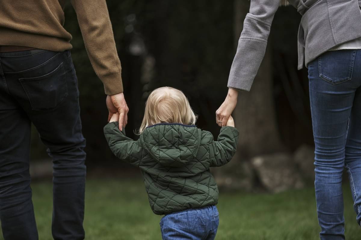 Yuks mengenal lebih dekat apa itu helicopter parenting dan dampaknya.
