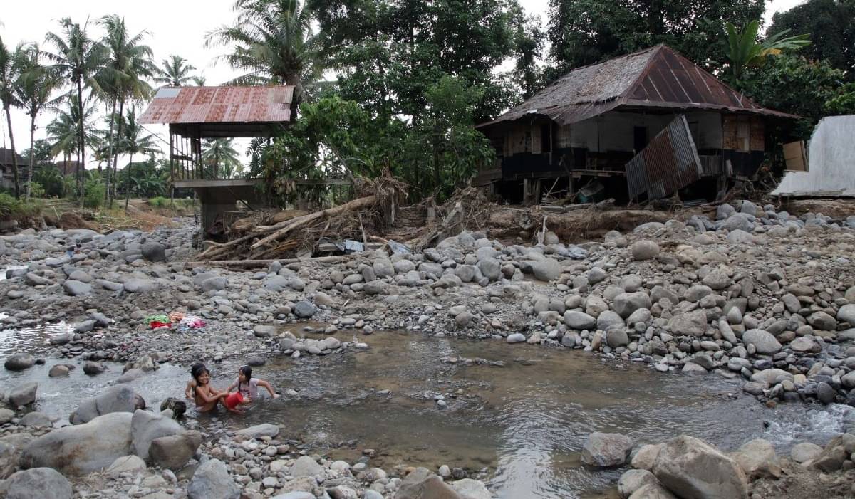 Suasana rumah yang hancur di sungai di Jl Koto Panjang, Kelurahan Lima Manis,Kecamatan Pauh Lima, Padang, Sumatra Barat.