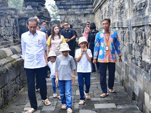 Presiden Joko Widodo (Jokowi) menghabiskan libur panjang dengan mengunjungi Candi Borobudur, Magelang. 