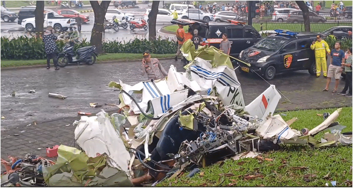 Pesawat latih jatuh.