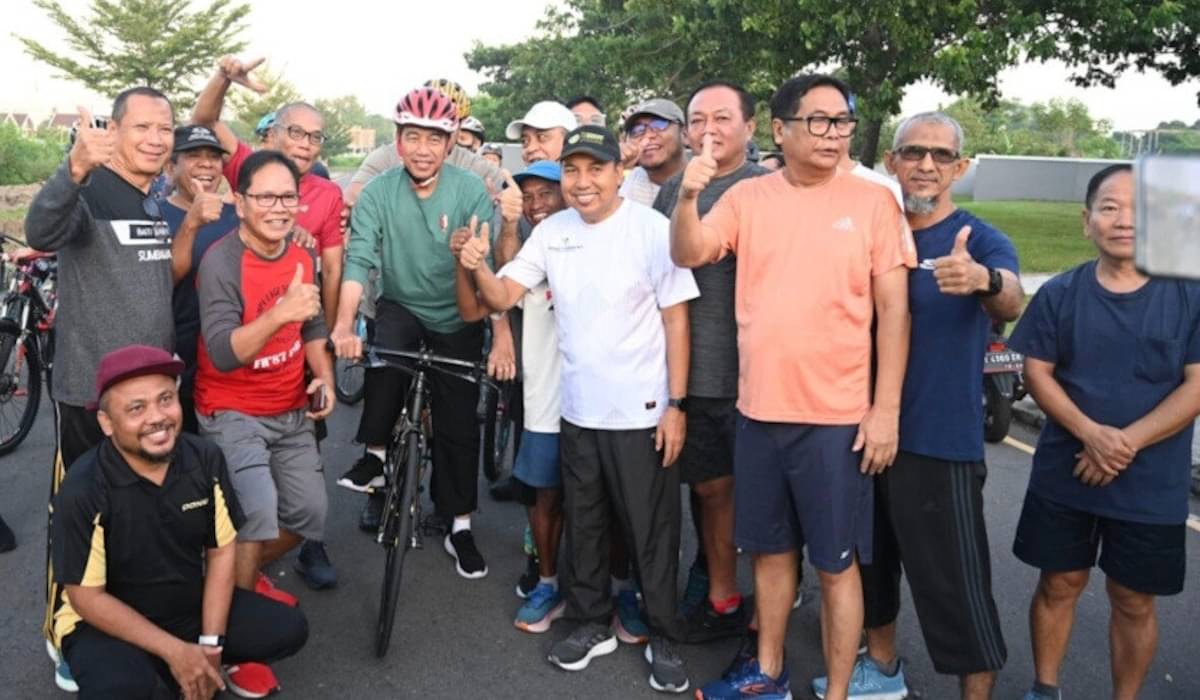 Presiden Joko Widodo (Jokowi) menikmati Rabu pagi, 1 Mei 2024, dengan bersepeda di Kota Mataram