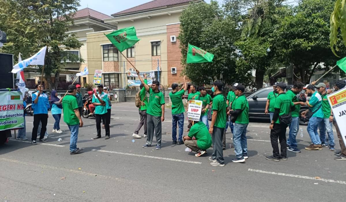 Ratusan massa buruh di Kabupaten Karanganyar gelar demo May Day di halaman DPRD setempat