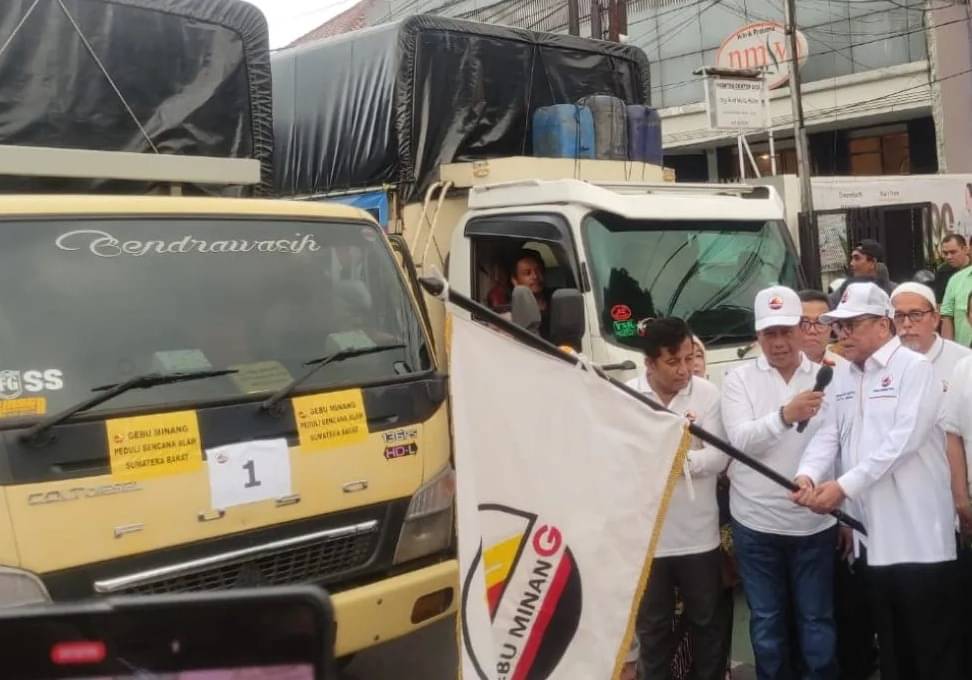 Ketua Umum Gebu Minang Oesman Sapta Odang (kanan) melepas bantuan bahan pokok untuk korban bencana di Sumbar.. 