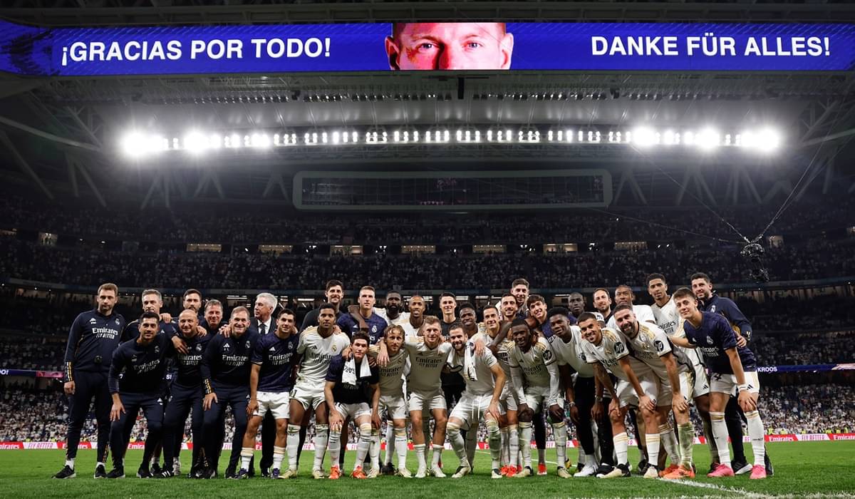 Para pemain Real Madrid berfoto bersama selepas laga La Liga melawan Real Betis