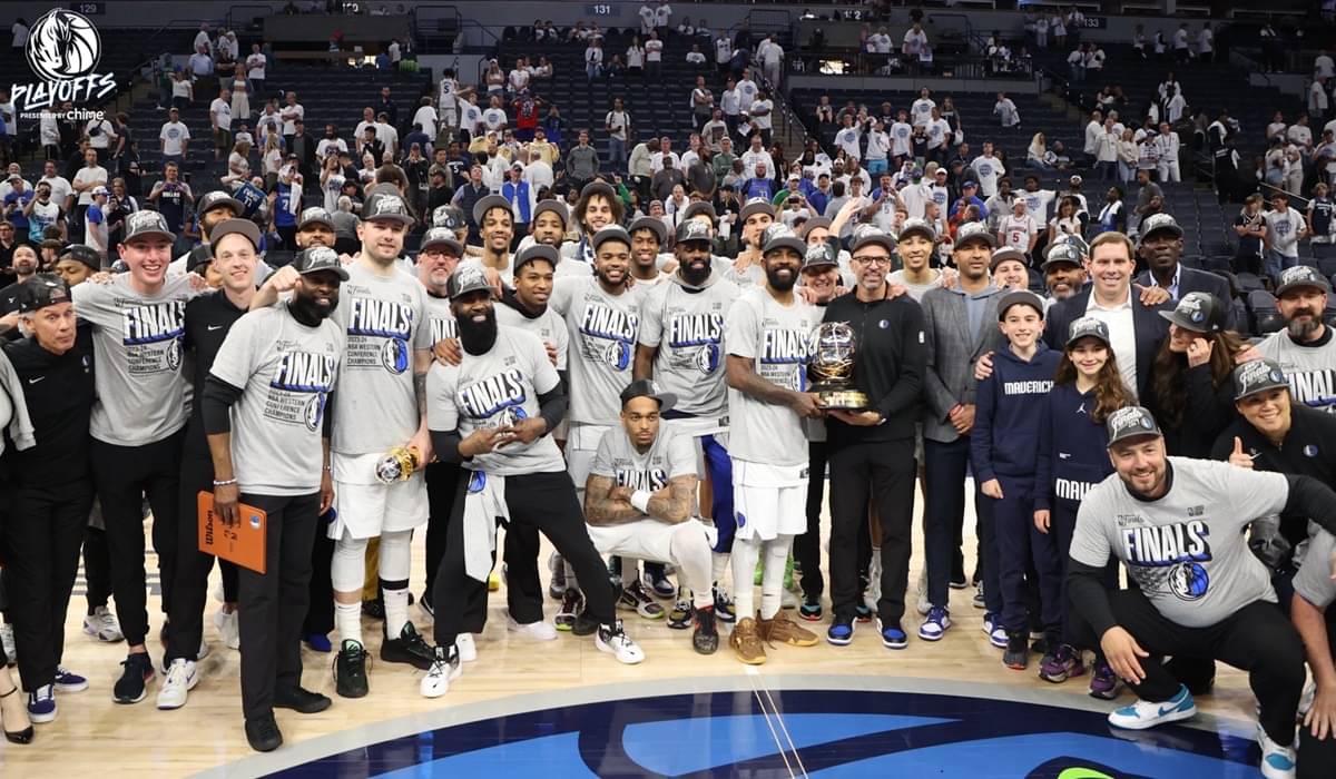 Para pemain dan pelatih Dallas Mavericks merayakan gelar juara Wilayah Barat NBA mereka usai mengalahkan Minnesota Timberwolves.
