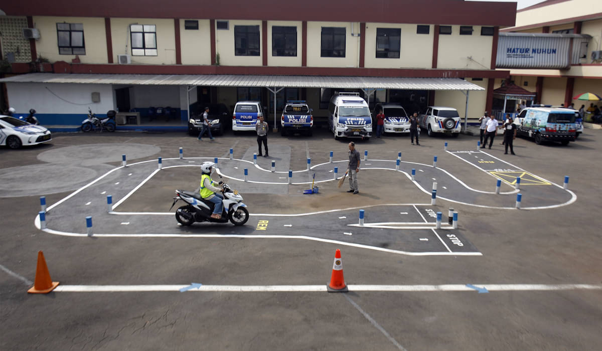 Ilustrasi: pengendara roda dua menjalani ujian praktek Surat Izin Mengemudi (SIM) C di Polres Bogor