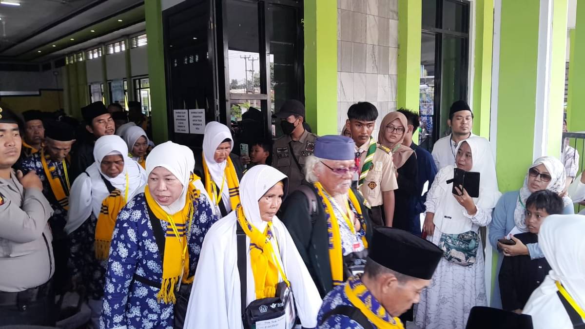 Sejumlah jemaah calon haji siap diberangkatkan ke Tanah Suci