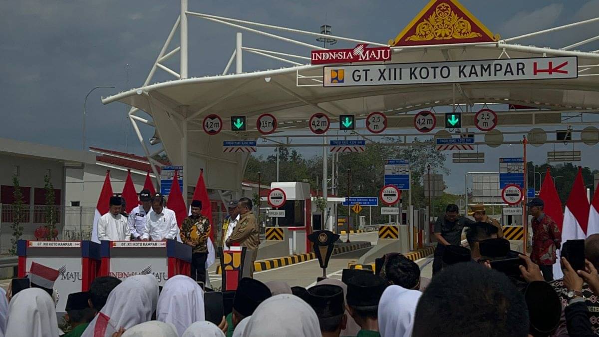 Presiden Jokowi meresmikan Jalan Tol Bangkinang-Pangkalan di Riau.