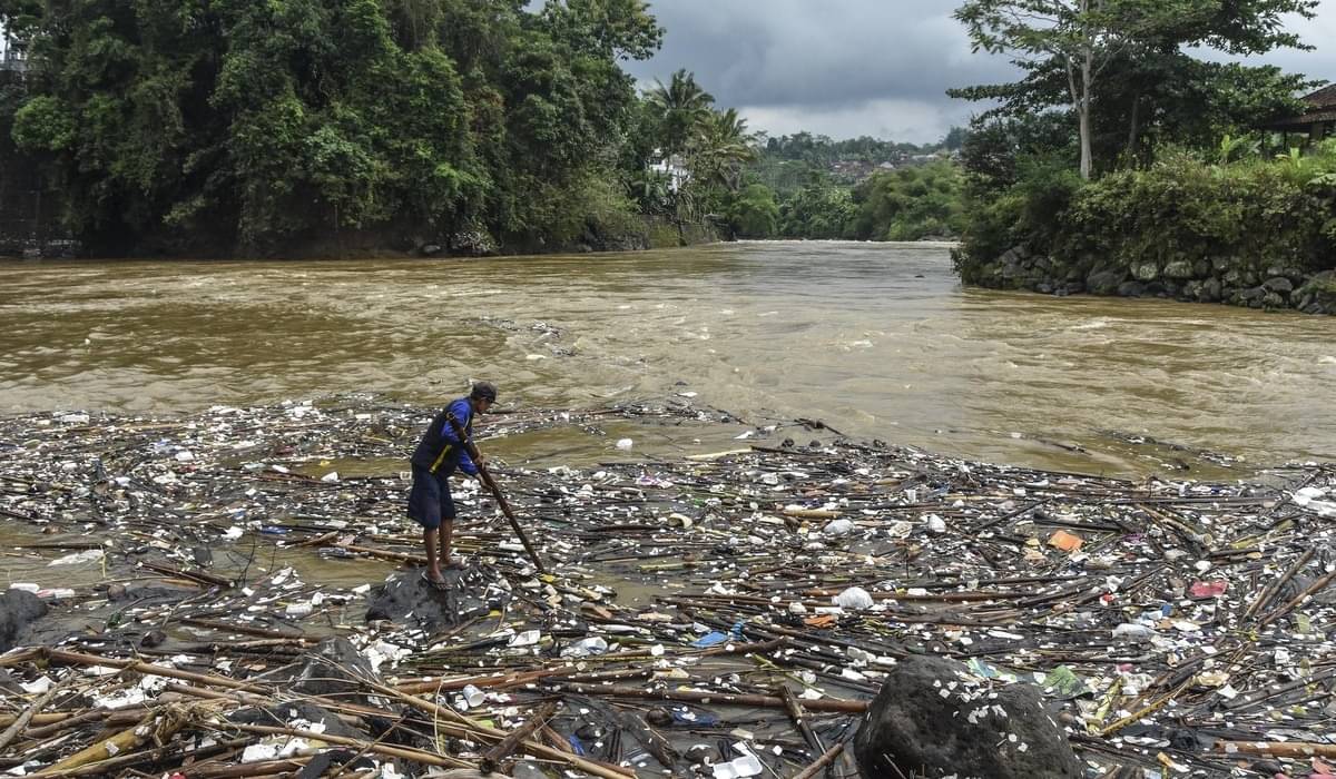 Tumpukan sampah yang menumpuk di aliran Sungai Ciwulan, Tasikmalaya.