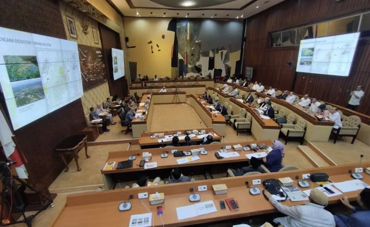 Penyelenggaraan rapat kerja di ruang rapat Komisi II DPR RI di Kompleks Parlemen, Jakarta.