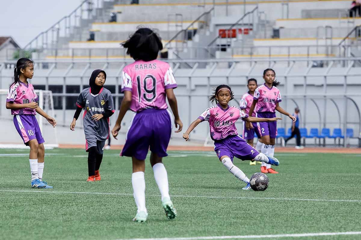 Rere Zenita Farza (keempat dari kiri), pemain Laskar Jepara Putri tengah beraksi saat timnya melawan Galaxinesia.