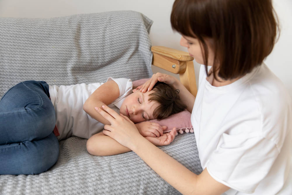Gejala awal meningitis antara lain demam, sakit kepala, dan nyeri tenggorokan. 
