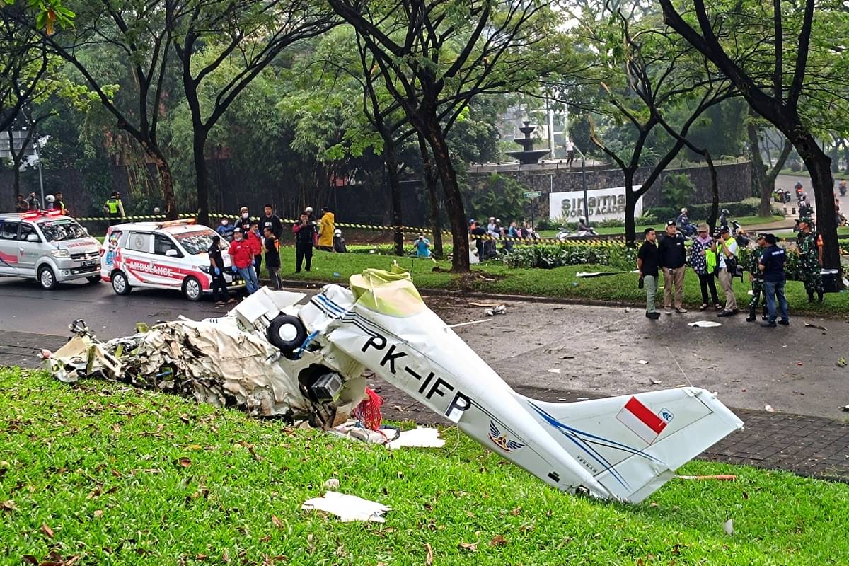 KNKT mengirimkan 2 penyidik untuk mendalami jatuhnya pesawat milik Indonesia Flying Club di Lapangan Sunburst, Tangerang Selatan (Tangsel). 