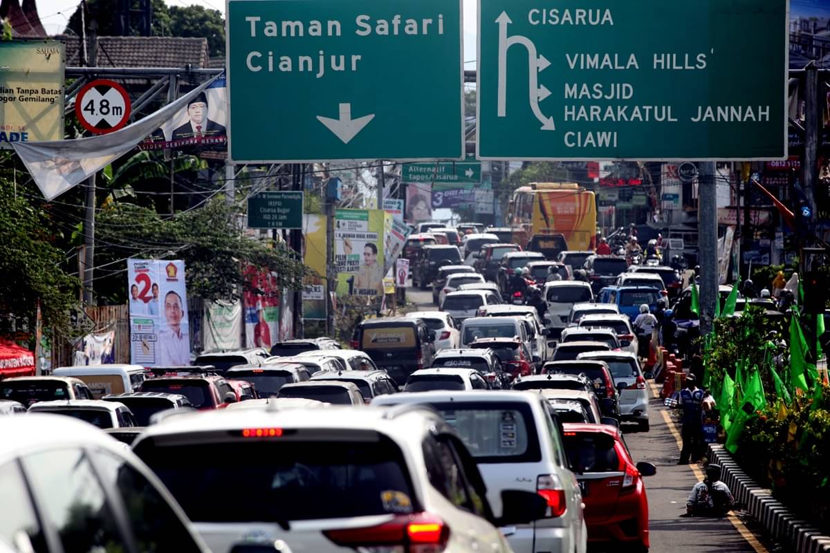 Kepolisian menerapkan rekayasa lalu lintas satu arah dari Jakarta ke Puncak mengatasi volume kendaraan.