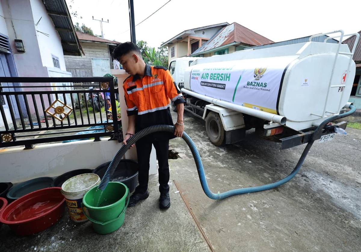 Baznas juga menjalin kolaborasi dengan Palang Merah Indonesia (PMI) untuk mendistribusikan air bersih.