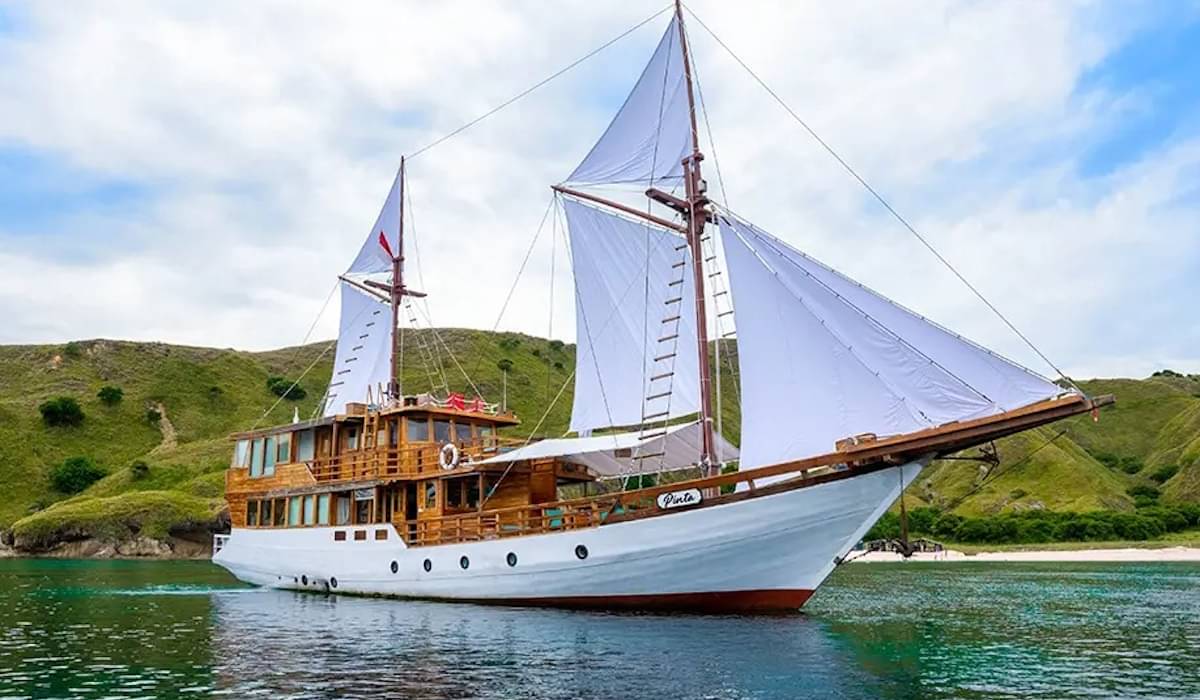 Kapal wisata yang disidak Kantor Imigrasi Labuan Bajo