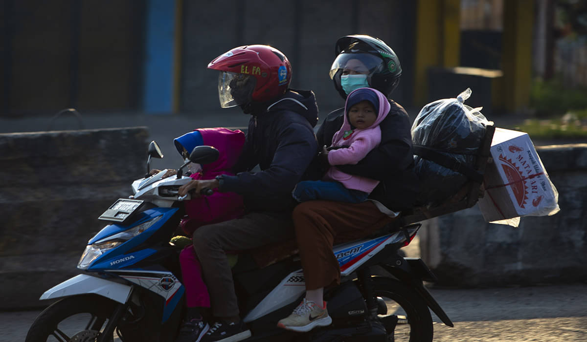 Pemudik bersepeda motor melintas di jalan raya pantura, Indramayu, Jawa Barat, Senin (8/4).