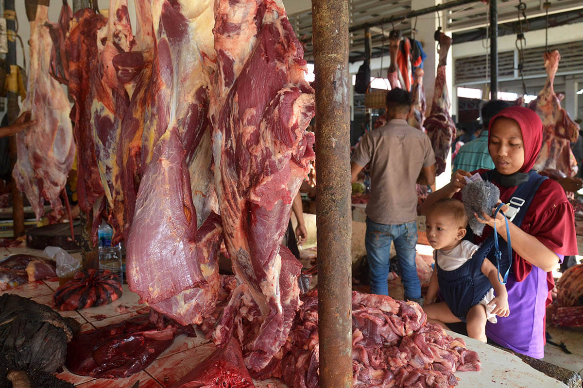 Warga membeli daging sapi di Pasar Al Mahirah, Desa Lampulo, Banda Aceh, Aceh, Jumat (8/7/2022).