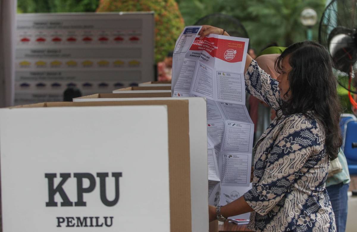 Warga melakukan tahap-tahap menggunakan hak suara saat simulasi pemungutan suara Pemilu 2024