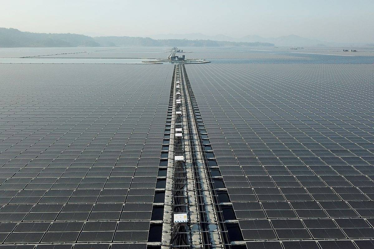 Susunan panel surya dari proyek Pembangkit Listrik Tenaga Surya (PLTS) terapung di Waduk Cirata, Purwakarta, Jawa Barat.