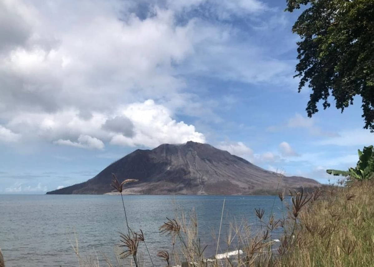 Abu Vulkanik Gunung Ruang Sebabkan Hujan di Sulteng