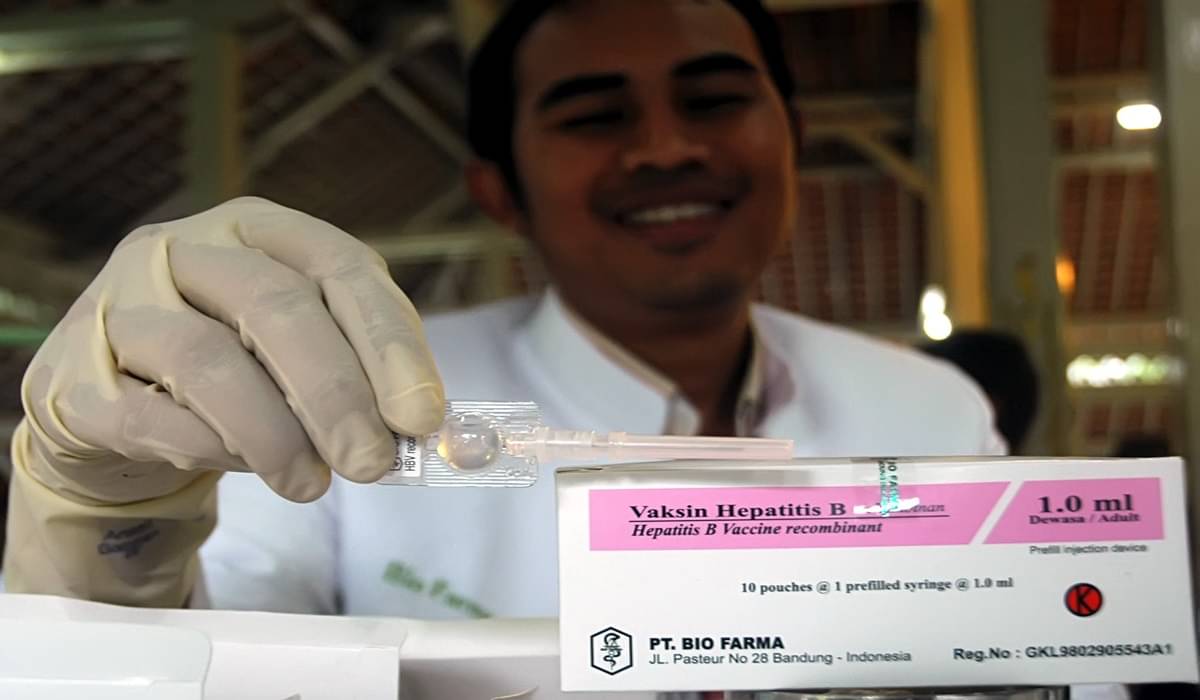 Petugas Bio Farma memerlihatkan vaksin Hepatitis B di Pendopo Kota Bandung, Jawa Barat.