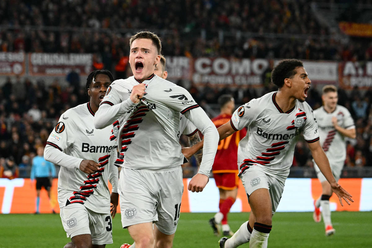 Gelandang Jerman Bayer Leverkusen #10 Florian Wirtz merayakan bersama rekan satu timnya setelah mencetak gol pertama timnya pada pertandinga